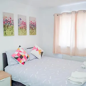  Apartment Airport Lounge - 3 Bed - 6 Persons United Kingdom
